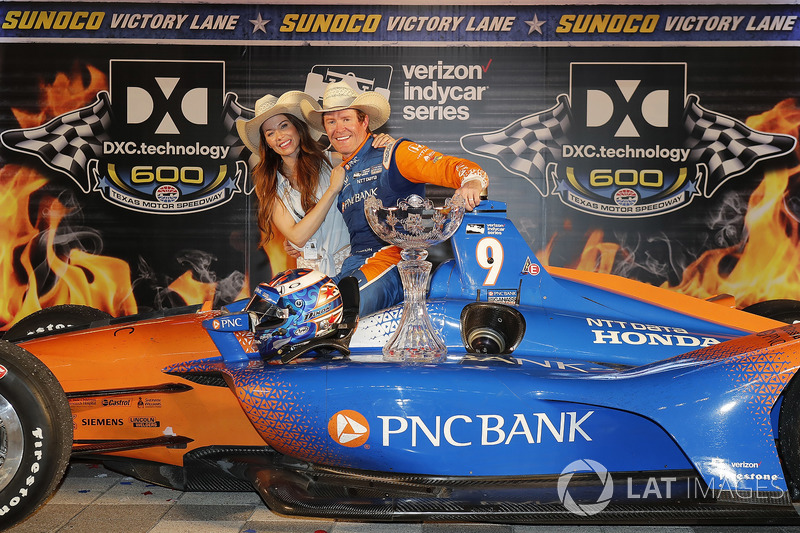 Scott Dixon, Chip Ganassi Racing Honda celebrates in victory lane with his wife Emma