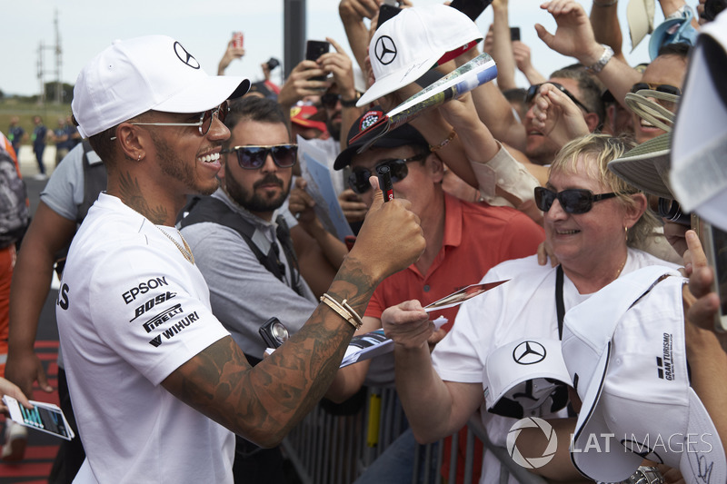 Lewis Hamilton, Mercedes AMG F1, signe des autographes pour les fans