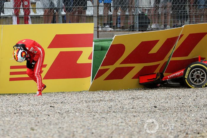 Sebastian Vettel, Ferrari SF71H se dirige al garaje después de quedar fuera de la carrera
