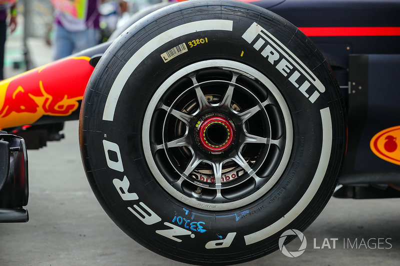 Detalle de neumáticos Pirelli