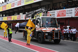 the car of Marcus Ericsson, Alfa Romeo Sauber C37 is recovered to the pits