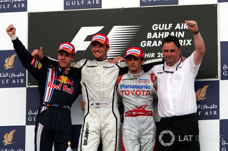 Podium: tweede Sebastian Vettel, Red Bull Racing, winnaar Jenson Button, Brawn GP, derde Jarno Trull