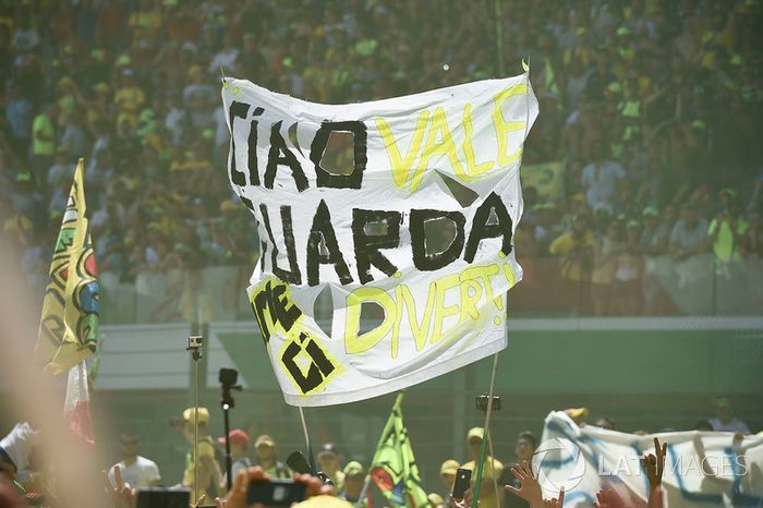 E com a festa do pódio rolando, os fãs voltaram a se destacar.