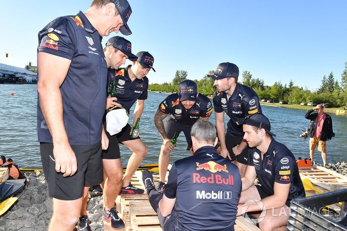 Red Bull Racing en la carrera de balsas