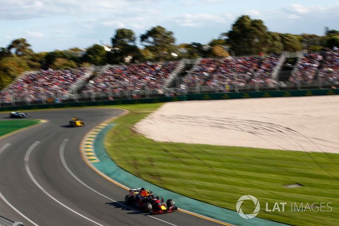 Max Verstappen, Red Bull Racing RB14 Tag Heuer, leads Nico Hulkenberg, Renault Sport F1 Team R.S. 18