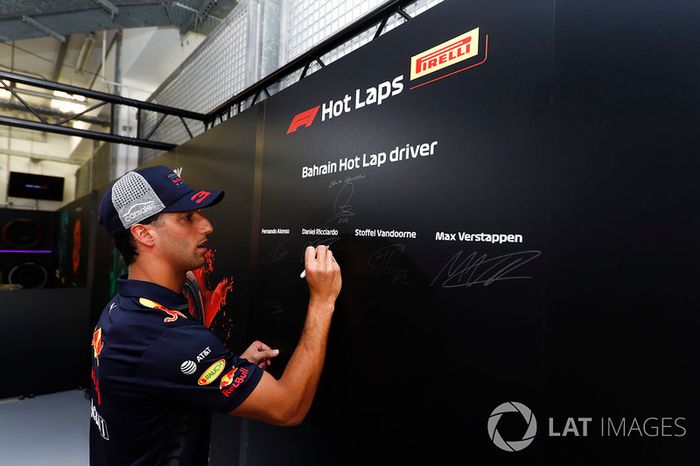 Daniel Ricciardo, Red Bull Racing, firmando el tablero de Pirelli Hot Laps
