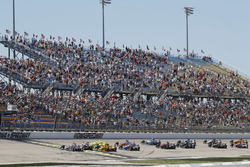 Will Power, Team Penske Chevrolet, Josef Newgarden, Team Penske Chevrolet, Simon Pagenaud, Team Penske Chevrolet, Ryan Hunter-Reay, Andretti Autosport Honda lead at the start