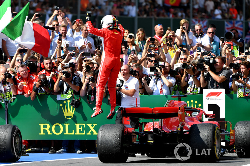 Il vincitore della gara Sebastian Vettel, Ferrari, festeggia nel parco chiuso