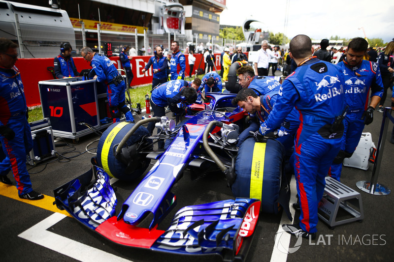 Ingegneri Toro Rosso in griglia con la monoposto di Pierre Gasly, Toro Rosso STR13