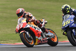 Marc Marquez, Repsol Honda Team, Valentino Rossi, Yamaha Factory Racing se touchent