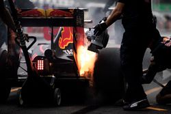Fuego en los frenos del Red Bull Racing RB12 de Max Verstappen en el pitlane