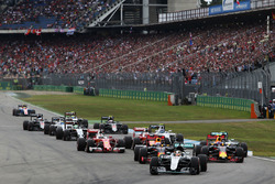 Lewis Hamilton, Mercedes AMG F1 W07 Hybrid líder al inicio de la carrera