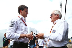 Toto Wolff, Mercedes AMG F1 accionista y Director Ejecutivo, con Charlie Whiting, delegado de la FIA