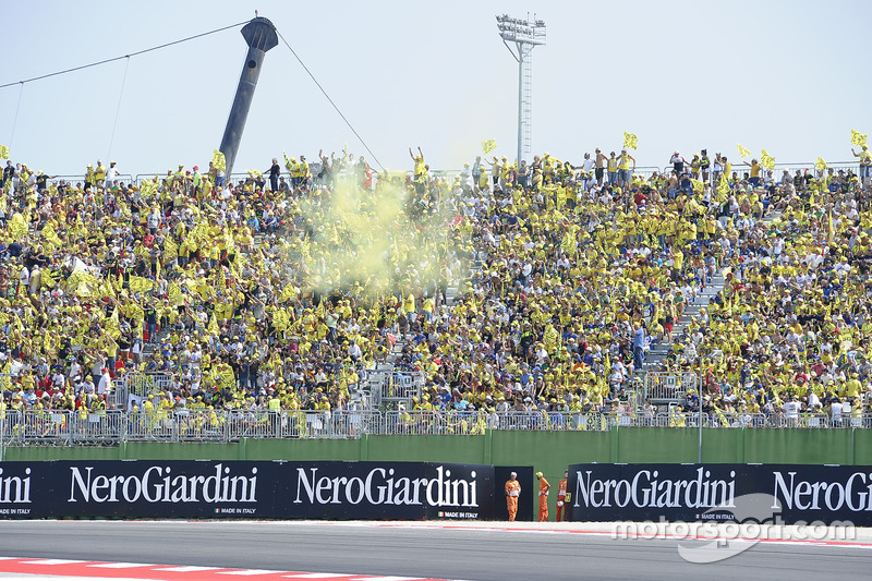 Des fans de Valentino Rossi, Yamaha Factory Racing