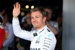 Ganador de la pole Nico Rosberg, Mercedes AMG F1 Team