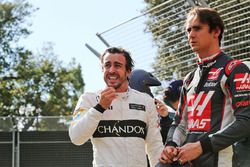 Fernando Alonso, McLaren con Esteban Gutierrez, Haas F1 Team, dopo il loro incidente