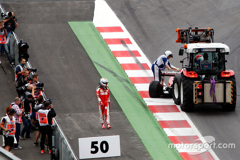 Sebastian Vettel, Ferrari SF16-H, si ritira dalla gara