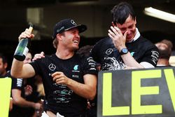El ganador de la carrera, Nico Rosberg, celebra con el equipo Mercedes AMG F1 el título de construct