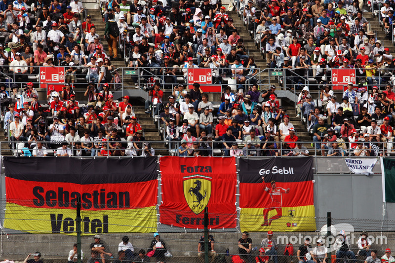 Tifosi sugli spalti con uno striscione per Sebastian Vettel, Ferrari