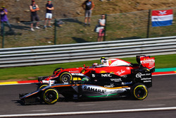 Nico Hulkenberg, Sahara Force India F1 VJM09 et Kimi Raikkonen, Ferrari SF16-H