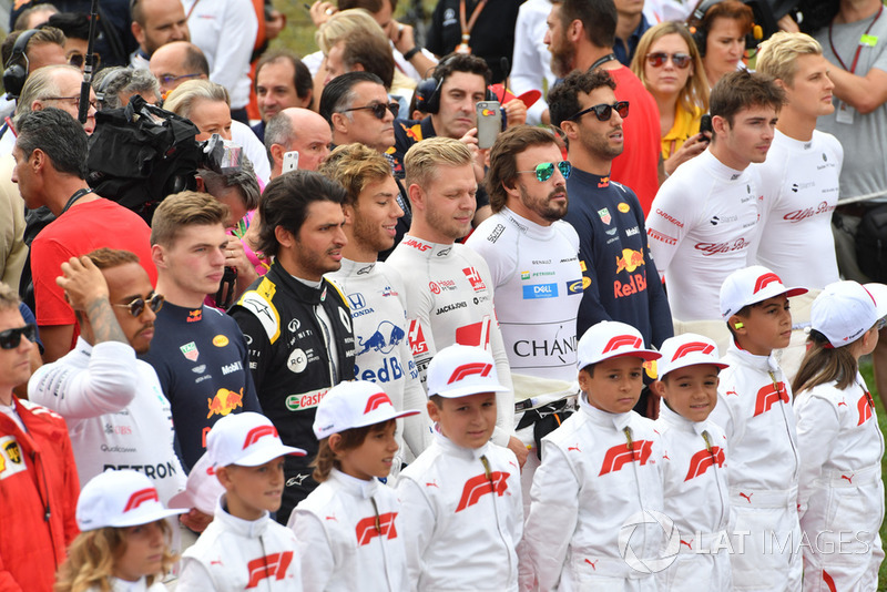 Lewis Hamilton, Mercedes AMG F1, Max Verstappen, Red Bull Racing, Carlos Sainz Jr, Renault Sport F1 Team, Pierre Gasly, Scuderia Toro Rosso, Kevin Magnussen, Haas F1 Team, Fernando Alonso, McLaren, Daniel Ricciardo, Red Bull Racing, Charles Leclerc, Alfa Romeo Sauber F1 Team and Marcus Ericsson, Alfa Romeo Sauber F1 Team and grid kids on the grid