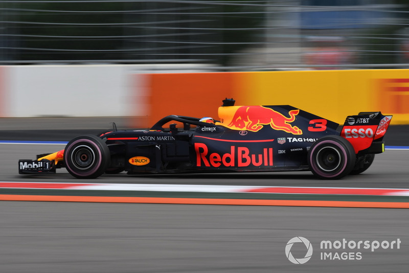 18: Даниэль Риккардо, Red Bull Racing RB14, без времени в Q2 (штрафы за замену элементов силовой установки и коробки передач)