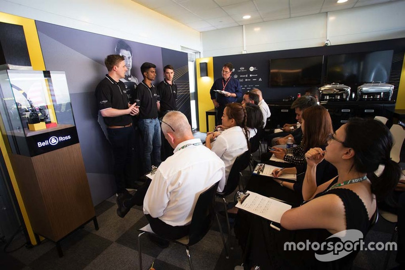 Partecipanti alla Infiniti Engineering Academy con James Allen