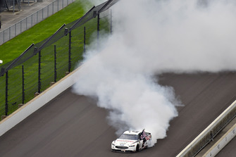 Brad Keselowski, Team Penske, Ford Fusion Discount Tire celebrates his win
