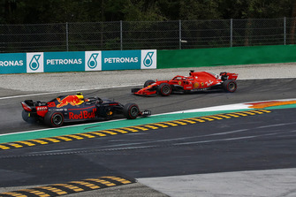 Sebastian Vettel, Ferrari SF71H spint na contact met Lewis Hamilton, Mercedes AMG F1 W09