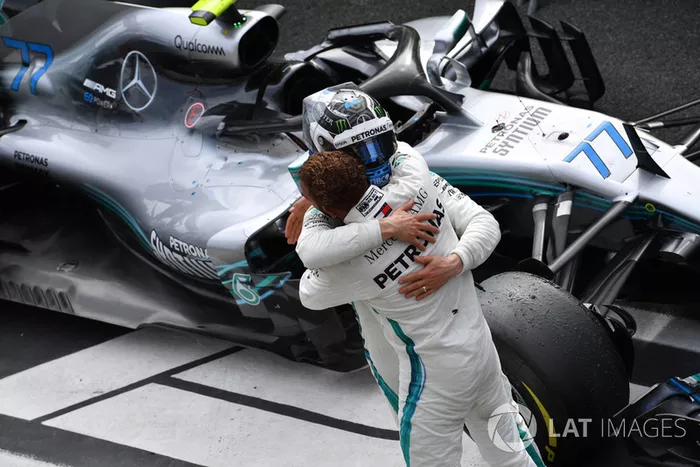 El ganador: Lewis Hamilton, Mercedes AMG F1 W09 con Valtteri Bottas, Mercedes AMG F1 
