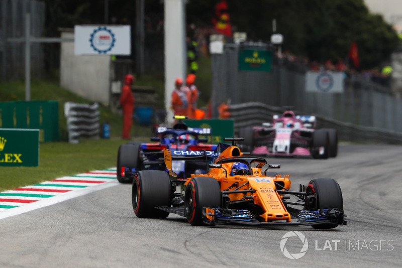 Fernando Alonso, McLaren MCL33, di depan Pierre Gasly, Toro Rosso STR13, dan Sergio Perez, Racing Point Force India VJM11