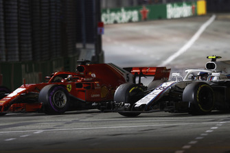 Sebastian Vettel, Ferrari SF71H, Sergey Sirotkin, Williams FW41