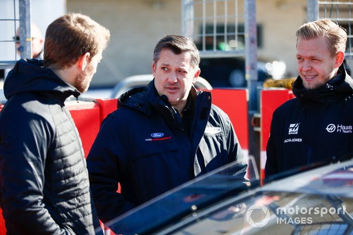 El piloto de la Copa NASCAR Tony Stewart habla con Kevin Magnussen, Haas F1 y Romain Grosjean, Haas F1 
