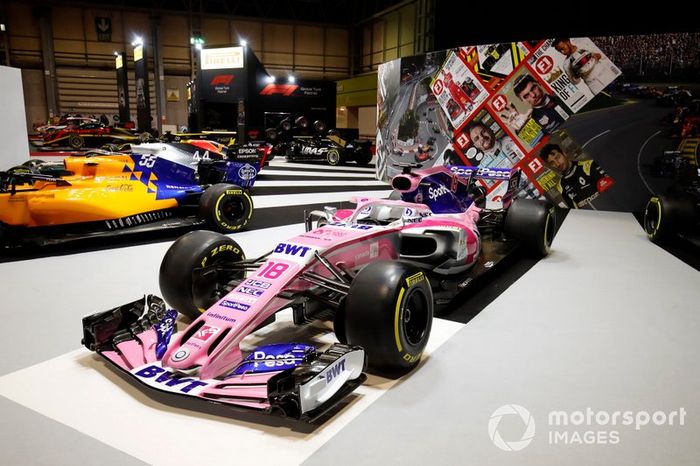 Un Racing Point RP19 en el stand de F1 Racing