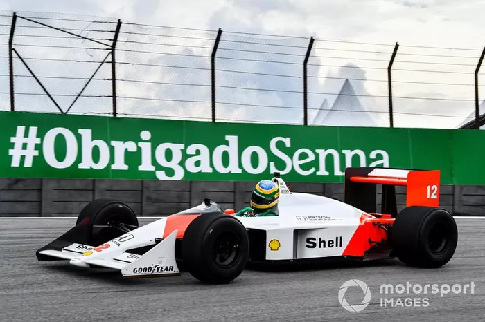 Bruno Senna conduce el McLaren MP4/4