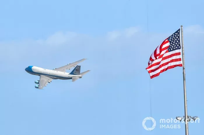 Air Force One, con el Presidente Donald Trump, sale de Daytona.