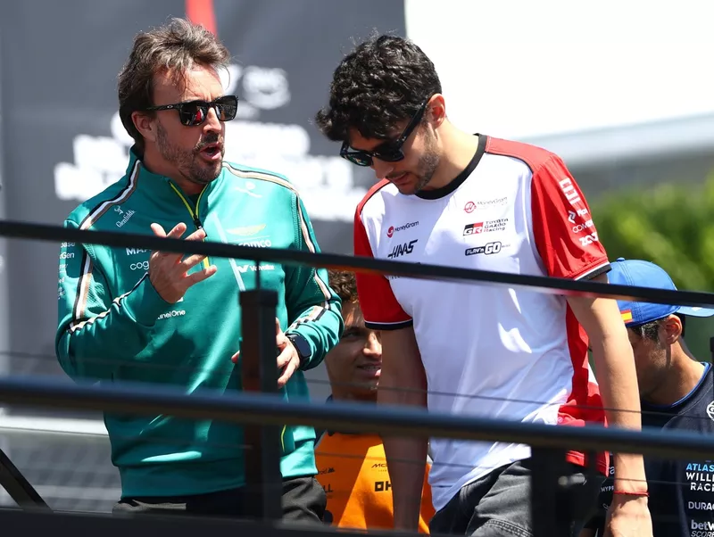 Fernando Alonso, Aston Martin Racing, Esteban Ocon, Haas F1 Team