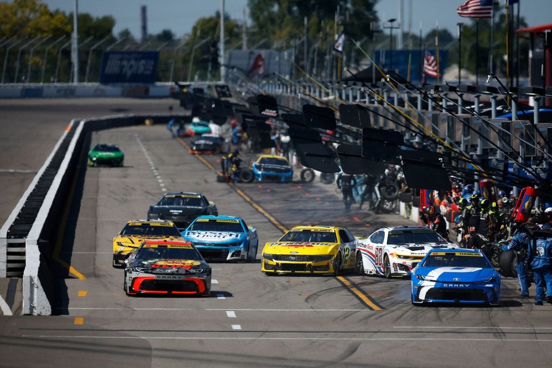 Denny Hamlin, Joe Gibbs Racing Toyota, Chase Briscoe, Joe Gibbs Racing Toyota