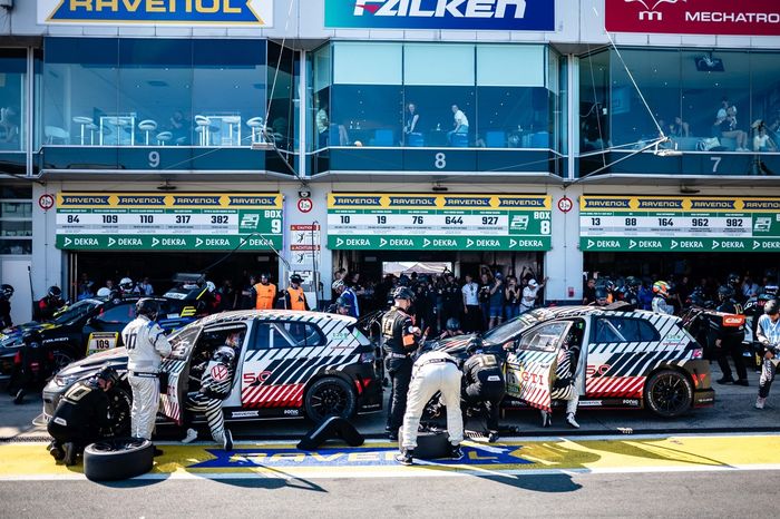 #19 Max Kruse Racing VW Golf GTI Clubsport 24h: Jasmin Preisig, Timo Hochwind, Christian Gebhardt, Fabian Vettel, #76 Max Kruse Racing VW Golf GTI Clubsport 24h: Benjamin Leuchter, Johan Kristoffersen, Heiko Hammel, Nicholas Otto
