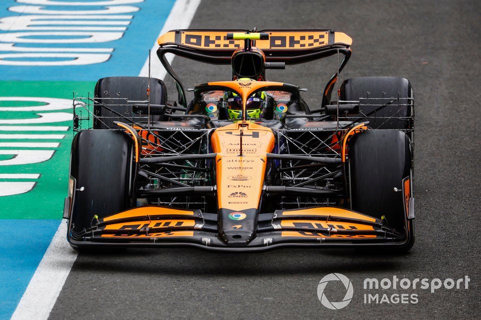 Lando Norris, McLaren MCL38, con un equipo de sensores acoplado