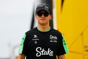 Zhou Guanyu, Stake F1 Team Kick Sauber, llega a la pista