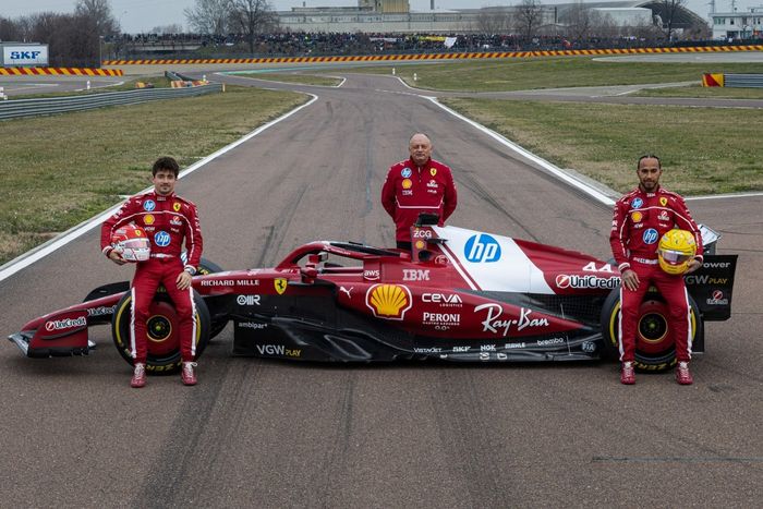 Lewis Hamilton, Charles Leclerc, Ferrari y Frederic Vasseur, director del equipo y director general de la Scuderia Ferrari.