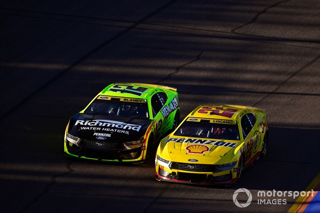 Joey Logano, Equipo Penske, Shell Pennzoil Ford Mustang, Ryan Blaney, Equipo Penske, Menards/Richmond Water Heaters Ford Mustang