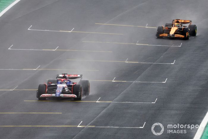 Liam Lawson, RB F1 Team VCARB 01, Oscar Piastri, McLaren MCL38