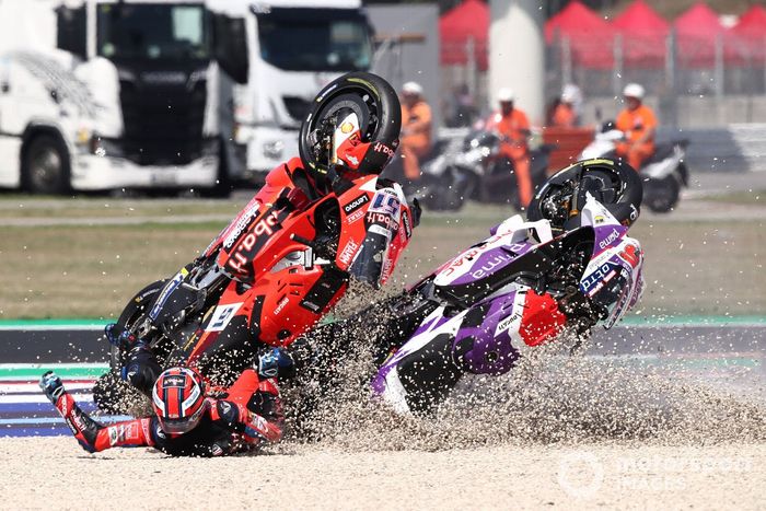 Caída de Pol Espargaró, Repsol Honda Team, Michele Pirro, Ducati Team, Johann Zarco, Pramac Racing al inicio