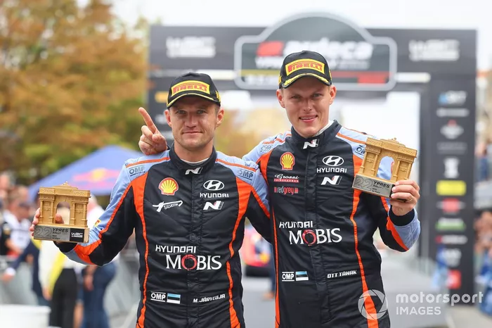 Podio: Ganadores Ott Tanak, Martin Jarveoja, Hyundai World Rally Team Hyundai i20 N Rally1