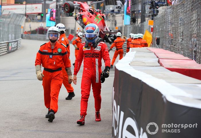 Comisarios con Charles Leclerc, Ferrari, tras su accidente