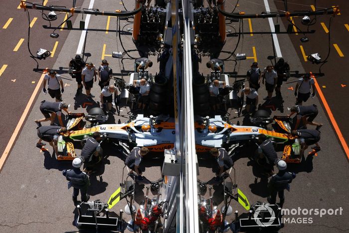 Daniel Ricciardo, McLaren MCL35M, vuelve a boxes