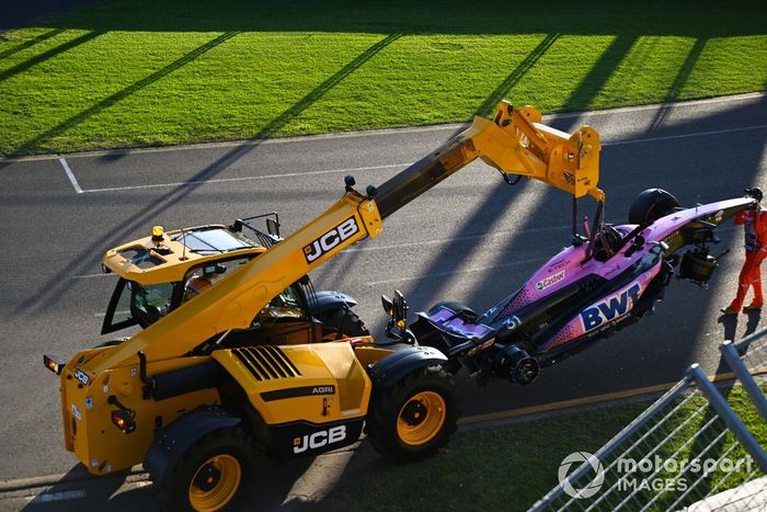 Los comisarios retiran el coche dañado de Esteban Ocon, Alpine A523, del circuito con una JCB