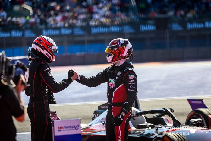 Jake Dennis, Andretti Autosport, 1ª posición, es felicitado por Pascal Wehrlein, Porsche, 2ª posición, tras la carrera.